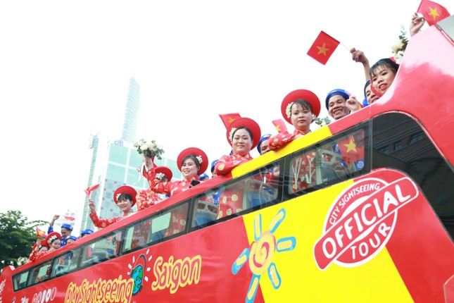 100 cap doi hanh phuc trong le cuoi ngay Quoc khanh 2/9-Hinh-5