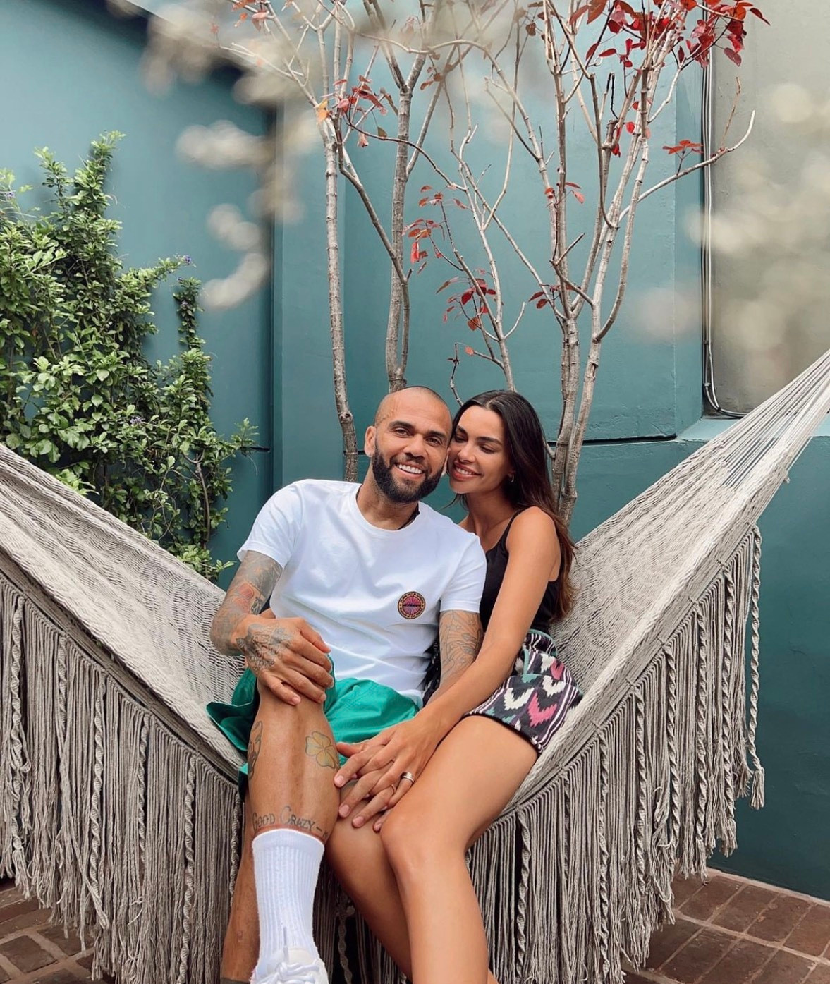 Không uổng công sức nỗ lực, Dani Alves thành công nhận được sự tin tưởng của HLV Tite để góp tên vào danh sách đi Qatar ở tuổi 39. Đồng hành cùng cựu sao Barca có thể sẽ là cô vợ Joana Sanz.