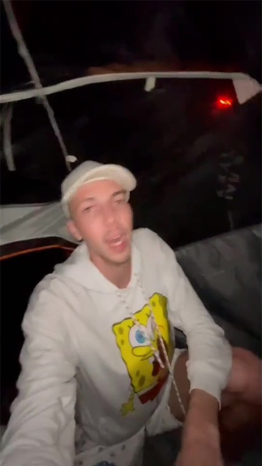 Ngủ trong lều, chàng trai giật mình vì đám 'khách không mời’ - Hình 2 Ngu trong leu, chang trai giat minh vi dam 'khach khong moi’-Hinh-2