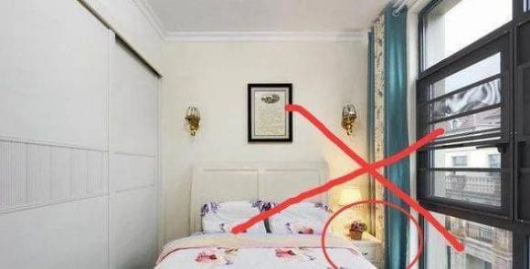 Phong thủy cũng có những yêu cầu về chiều cao của bàn đầu giường, nói chung, chiều cao của bàn đầu giường trong phòng ngủ nên cao hơn giường.