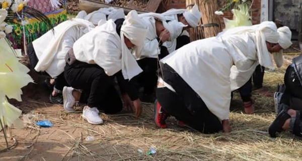 Các cụ dặn: Đám cưới không tặng ô, đám tang không đưa tiền phúng sau - Hình 3 Cac cu dan: Dam cuoi khong tang o, dam tang khong dua tien phung sau-Hinh-3