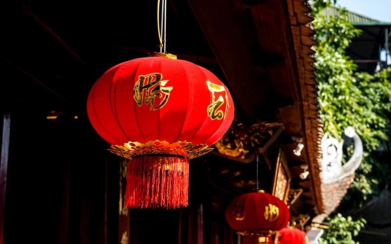 Để thực hiện việc này, chúng ta có thể sử dụng các vật dụng màu đỏ như treo lồng đèn hoặc đặt các loại cây hoa đỏ, hoặc đặc biệt là việc dùng vật phẩm đỏ, mang năng lượng hành hỏa vào khu vực phạm Thái Tuế theo năm.