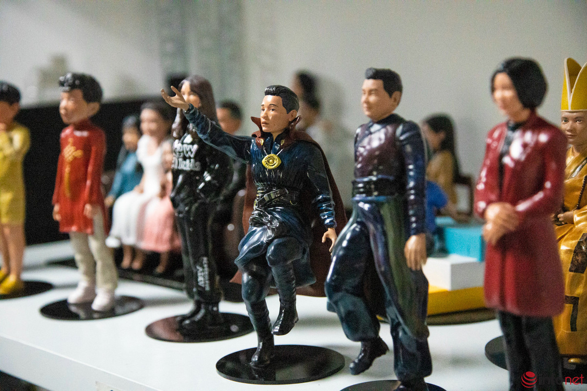 “Giá một bức tượng phụ thuộc nhiều vào phần thiết kế, tượng càng nhiều chi tiết thì càng cần cầu kỳ đồng nghĩa với thời gian gia công và giá tiền cũng cao hơn”, Nguyễn Thị Thuỳ Dinh chia sẻ.