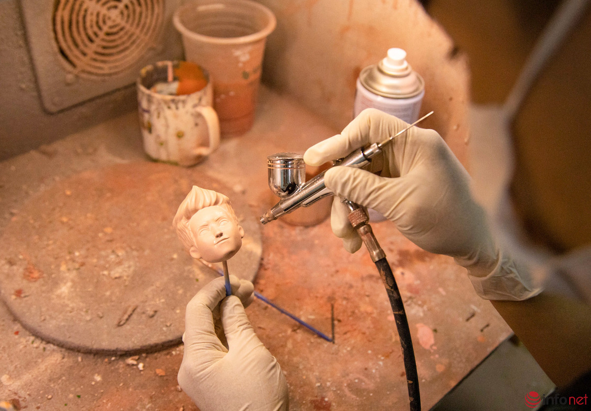 Công đoạn đòi hỏi sự tỉ mỉ và tập trung cao nhất đó là sơn, vẽ các chi tiết cho tượng. Theo Tuyết Lan, làm tượng khó nhất là phải thổi được hồn cho tác phẩm. Ngoài quan sát tỉ mỉ, chi tiết từ ảnh mẫu, người thợ phải giữ được sự bình tĩnh, phối màu tinh tế để làm ra một sản phẩm hài hòa, sắc nét từ ánh mắt, lông mày cho đến thần thái.