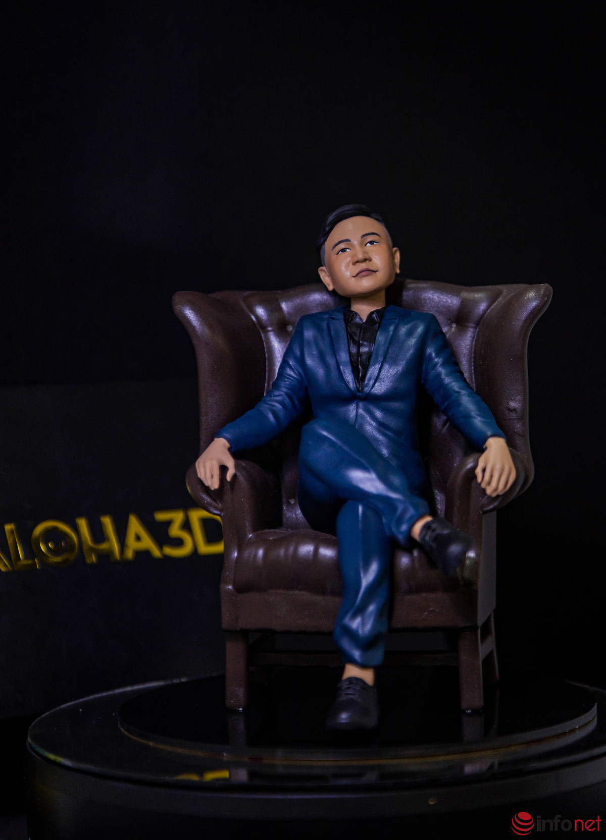 Khách đặt hàng sẽ được nhân viên tư vấn hình mẫu, chế tác khuôn thô trên máy, chỉnh sửa chi tiết và vẽ màu. Ở mỗi công đoạn làm khuôn và vẽ màu, nhân viên đều gửi cho khách xem trước. Sau đó, những hình ảnh 3D sẽ được mang đi in…