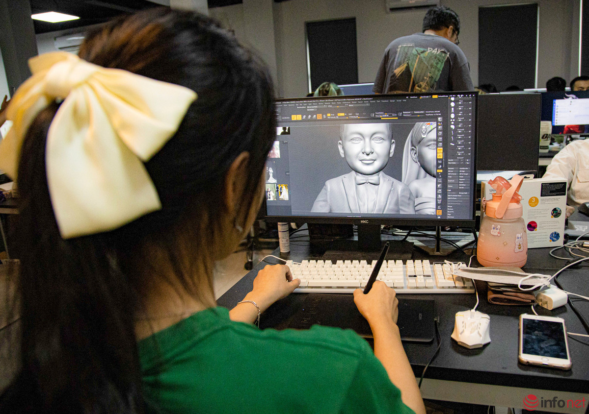 Cách đây hai năm sau chuyến đi tham quan nước ngoài, bạn trẻ Nguyễn Thị Thuỳ Dinh đã bắt tay vào nghiên cứu sản phẩm này ở Việt Nam với giá thành hợp lí hơn. Đưa sản phẩm tượng người mini ra thị trường hơn một năm, Dinh đã có khách ở khắp các tỉnh thành, đôi khi có cả đơn hàng từ nước ngoài.