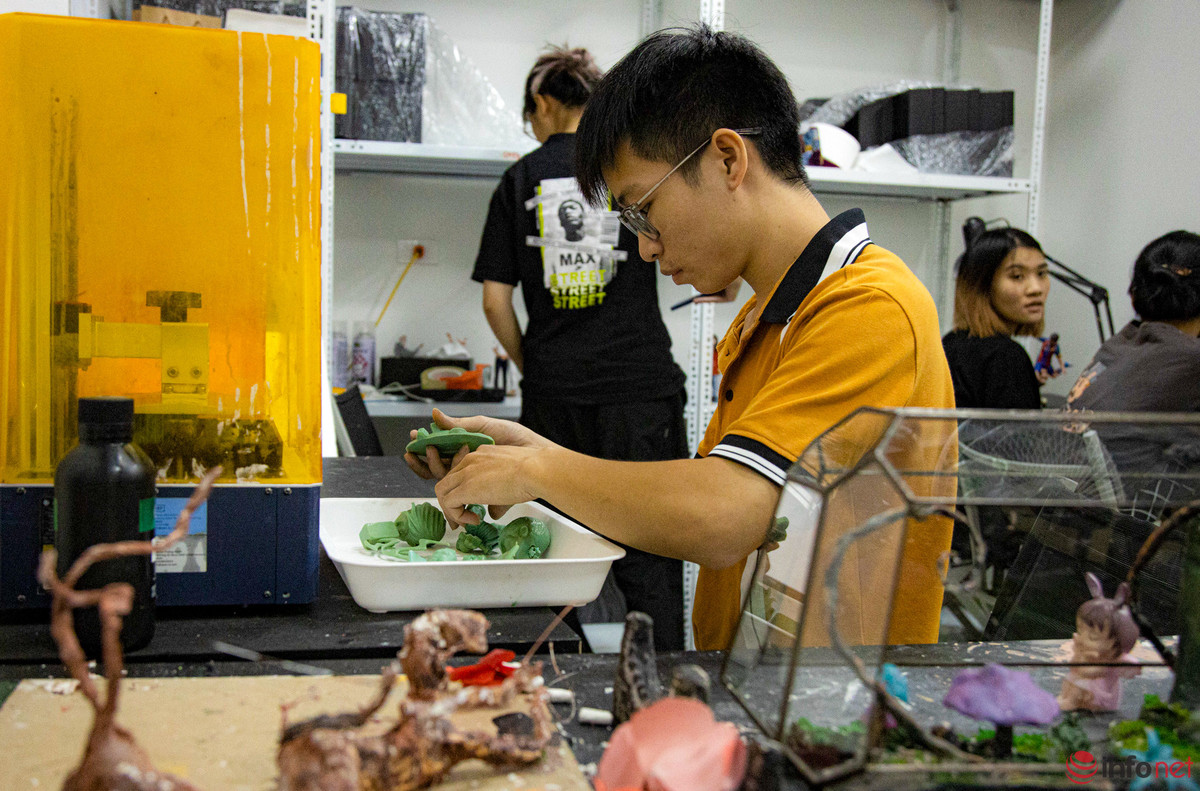 Những ngày này, không khí làm việc tại đây vô cùng nhộn nhịp khẩn trương, bởi theo Dinh mọi người đang cố gắng để kịp tiến độ hoàn thành sản phẩm phục vụ cho ngày 20-10 sắp tới. Hiện, xưởng của bạn Dinh có hơn 30 thợ tạo hình cho tượng mini, hầu hết đều là các bạn 9x, mỗi người một công đoạn, ai cũng say mê làm việc.