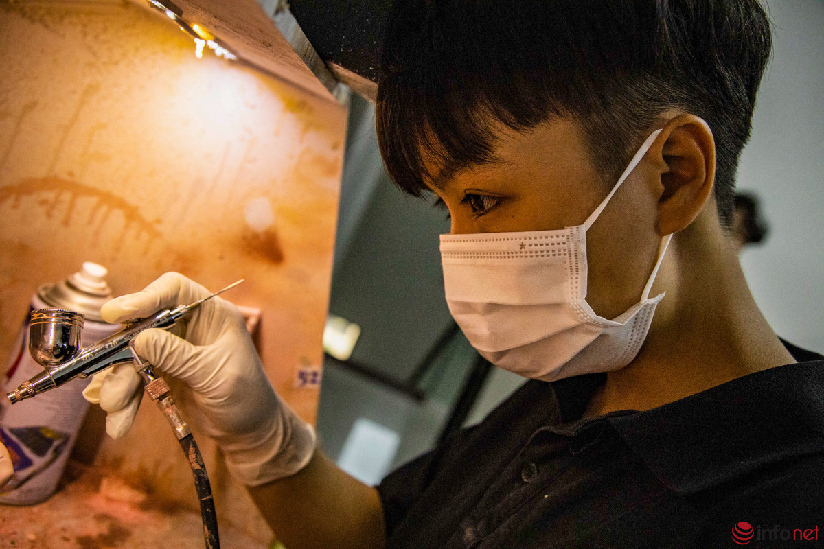 Anh Đại đã làm công việc này được hơn 1 năm cho biết: “ Nhìn máy in tự hoạt động vậy thôi nhưng cần người ngồi quan sát bởi có nhiều chi tiết phức tạp, máy sẽ in lỗi, người vận hành máy phải liên tục quan sát để khắc phục.”