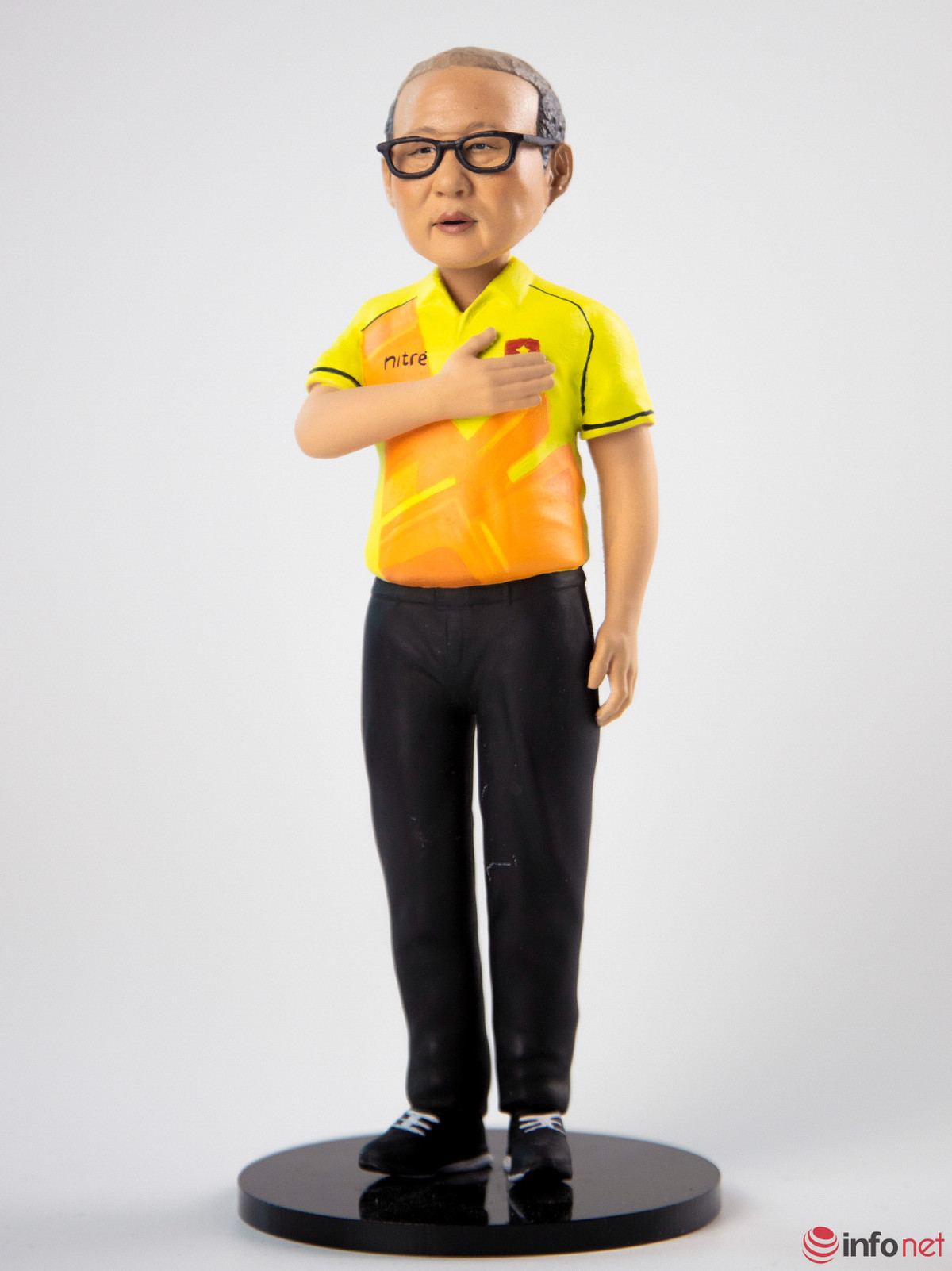 Cũng theo Dinh, giá bán các bức tượng cao do nguồn nguyên liệu nhập đắt đỏ và khâu chế tác mất rất nhiều thời gian. Sản phẩm điêu khắc cần sự tỉ mỉ, chỉn chu trong từng khâu. Không chỉ biết tạo hình, người thợ phải không ngừng học hỏi để có thể đáp ứng được yêu cầu của từng khách hàng.