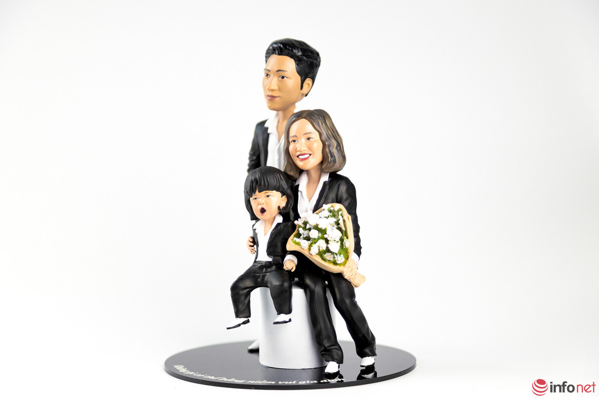 In xong, những chiếc tượng được phủ một lớp sơn nền… Những họa sĩ trẻ ở đây cho biết: “Nhiều chiếc tượng được các họa sĩ tại đây sửa đi sửa lại nhiều lần là chuyện bình thường vì tiêu chí là phải thể hiện được đầy đủ, chi tiết thần thái, cái riêng nhất của người đó”.