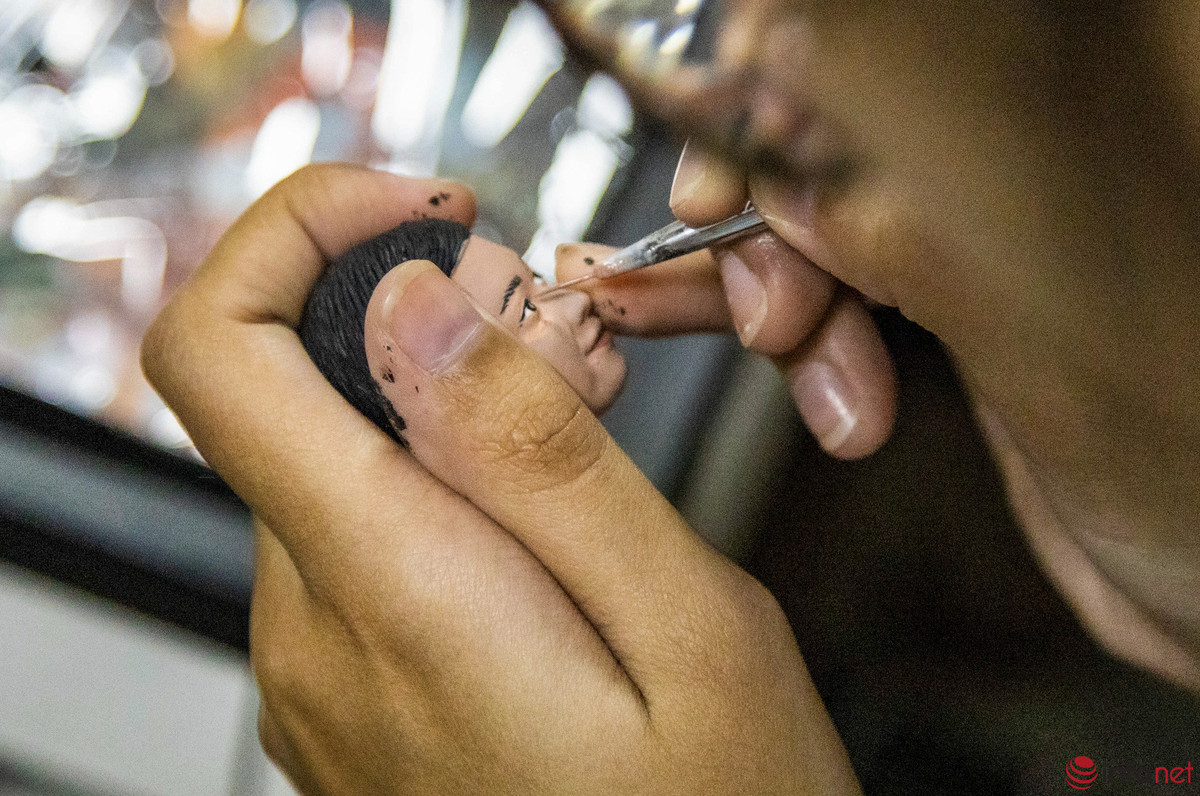 Những bức tượng mini kích thước chỉ 15 - 20 cm nhưng khắc họa rất chi tiết thần thái, nét mặt. Nguyên liệu của sản phẩm là nhựa nguyên sinh ABS và sơn màu Acrilic Vllejo. Tượng có độ cứng cao, có thể rơi từ 1-2 m không nứt, vỡ. Độ bền và nước sơn có thể lên đến 14 năm khi điều kiện bảo quản trong phòng tốt.