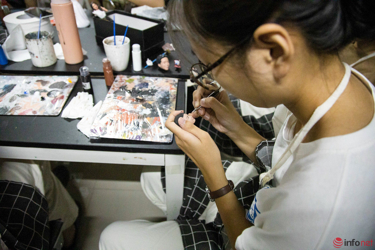 Theo chia sẻ của bạn Tuyết Lan (21 tuổi) – một thành viên tại đây, quy trình để làm ra một bức tượng cực kì phức tạp. Mỗi bức tượng thường mất khoảng 20 -25 ngày để hoàn thiện. Nếu khách yêu cầu cao, thời gian có thể lâu hơn.