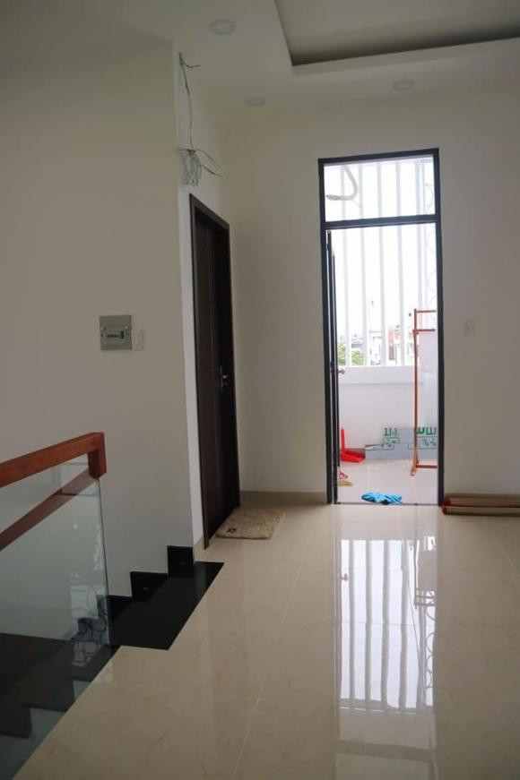 Thiet ke nha hai tang hien dai, kinh phi eo hep dung bo qua!-Hinh-4