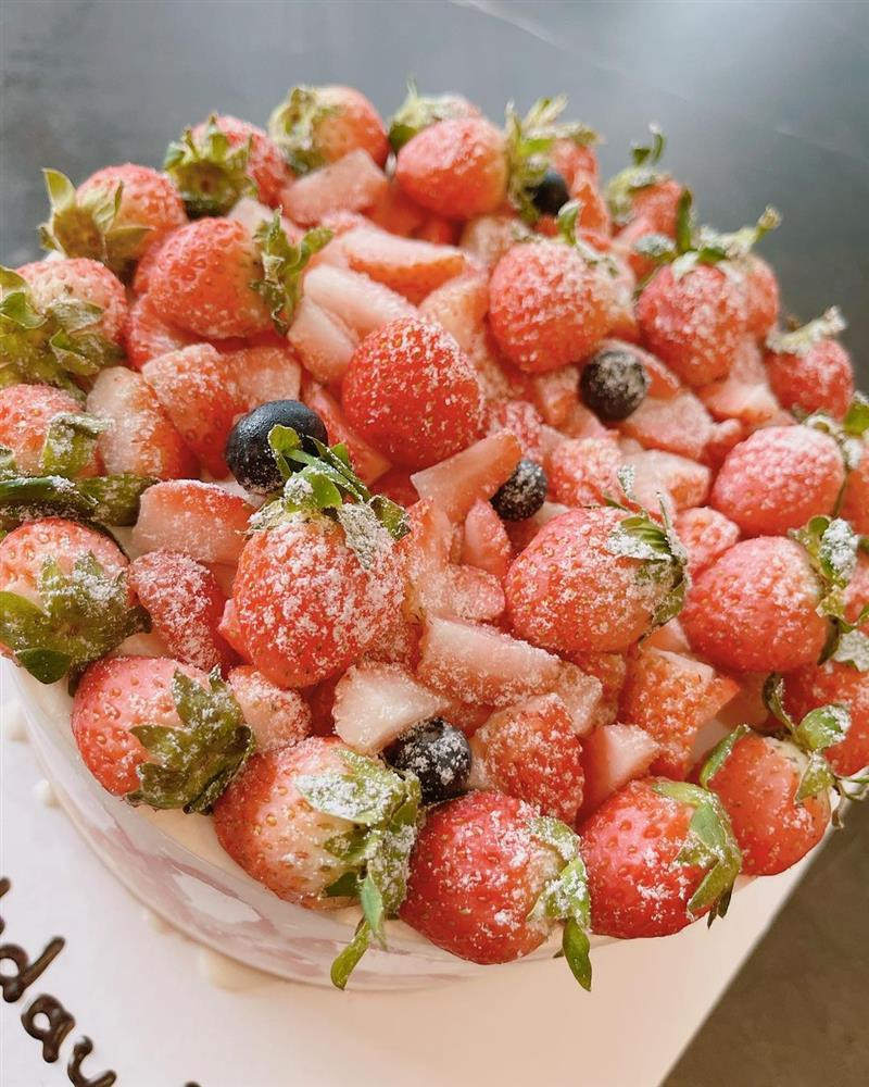 inh nhật Hari năm nào cũng đầy đủ quà, hoa và cả bánh nữa.