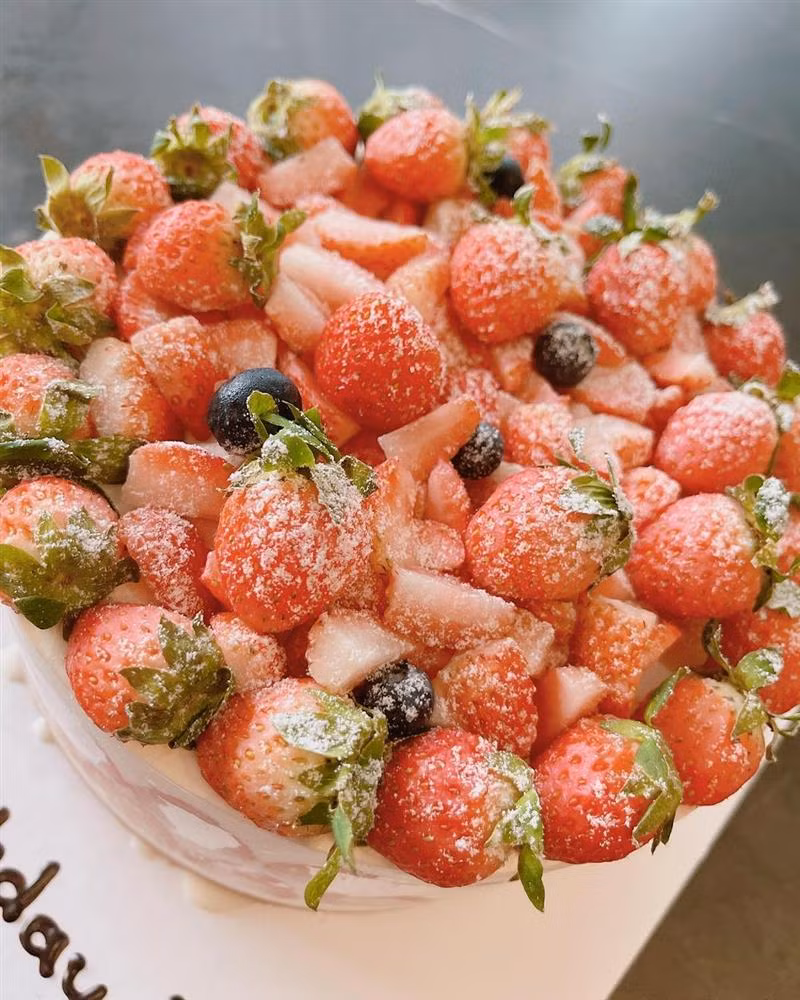 Sinh nhật Hari năm nào cũng đầy đủ quà, hoa và cả bánh nữa.