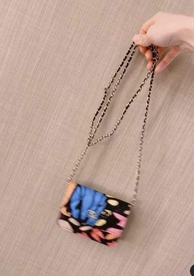 hiếc túi Chanel màu sắc phiên bản mới có giá cả trăm triệu đồng.