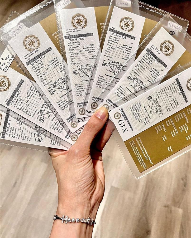 ari khoe vòng tay kim cương được chế tác theo tên viết tắt của cô cùng loạt giấy chứng nhận GIA (Viện đá quý Hoa Kỳ). Chứng nhận kim cương GIA là một bản giám định sử dụng các tiêu chuẩn kim cương toàn cầu đã được thiết lập với mục tiêu là bảo vệ công chúng, người mua và người bán.