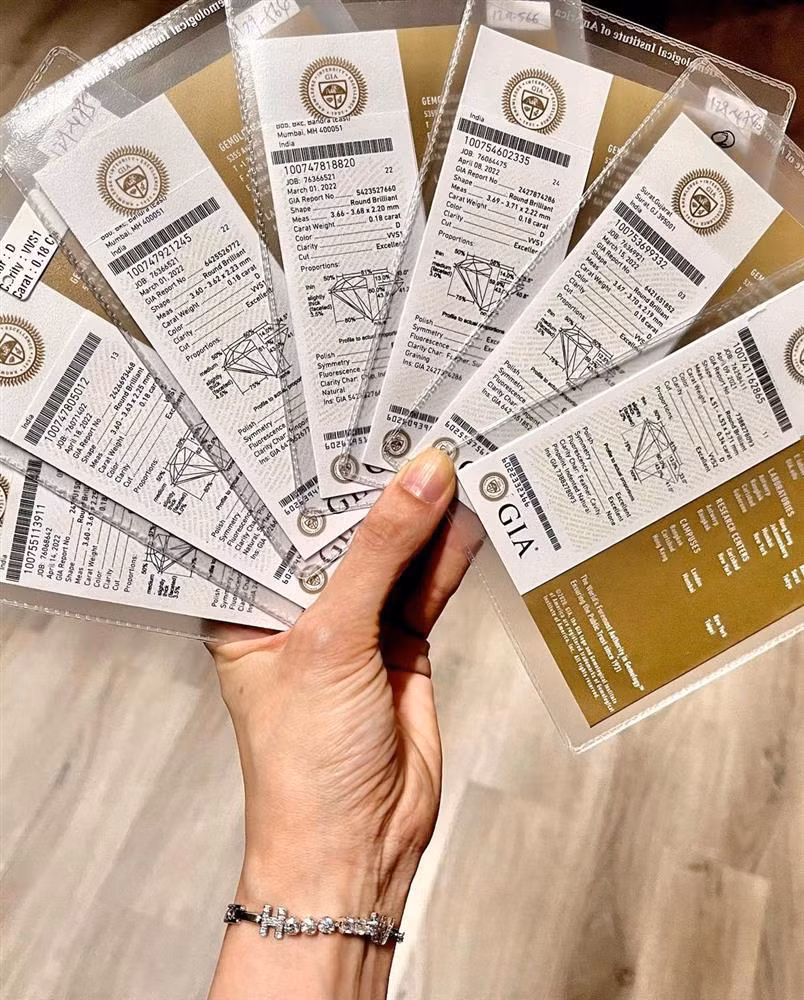 Hari khoe vòng tay kim cương được chế tác theo tên viết tắt của cô cùng loạt giấy chứng nhận GIA (Viện đá quý Hoa Kỳ). Chứng nhận kim cương GIA là một bản giám định sử dụng các tiêu chuẩn kim cương toàn cầu đã được thiết lập với mục tiêu là bảo vệ công chúng, người mua và người bán.