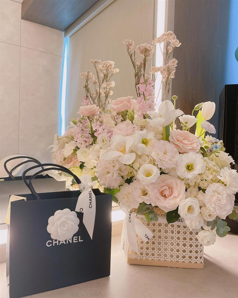 goài vòng kim cương, Hari Won khoe túi hiệu Chanel xịn sò cùng giỏ hoa siêu đẹp.