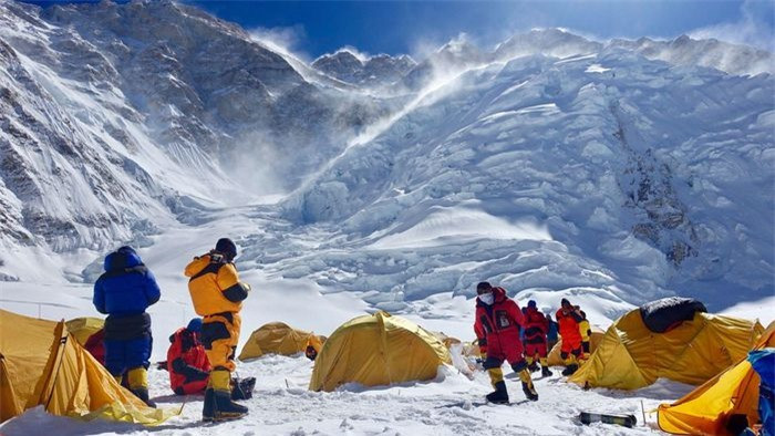 3. Kangchenjunga: Đây là ngọn núi cao thứ ba trên thế giới với độ cao 8.586 m so với mực nước biển. Ngọn núi được tìm thấy giữa biên giới Nepal và Ấn Độ, nằm ở phần phía nam của đỉnh Everest. Ngọn núi này từng được cho là cao nhất thế giới cho đến năm 1852. Kanchenjunga được biết là có tỷ lệ tử vong khi leo lên tới 22%, do điều kiện môi trường kém và thường có tuyết lở mạnh. Ảnh:Ritmo Parana.
