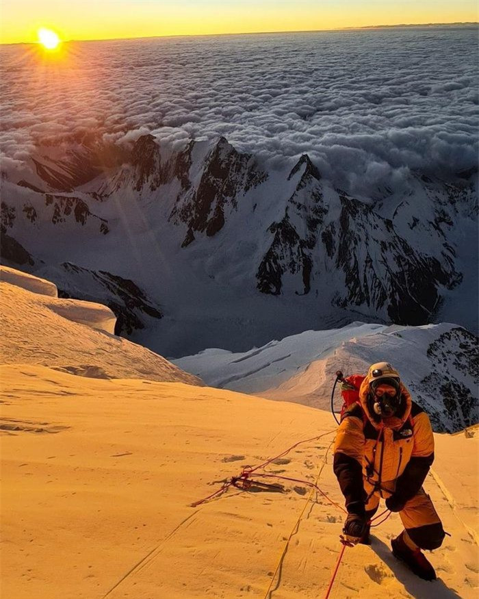 2. Núi K2: Đây là ngọn núi cao thứ hai trên thế giới được tìm thấy ở Pakistan. Núi K2 ở độ cao 8.611 m so với mực nước biển. Thuộc dãy Karakoram, ngọn núi này còn được gọi là núi Savage. Những người đầu tiên leo lên đỉnh K2 là một đội thám hiểm người Italy do ông Ardito Desiofinally dẫn đầu. Ảnh:Ngatenjisherpa, Valiksypavin.