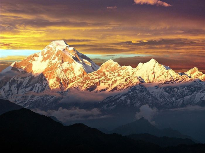 7. Dhaulagiri: Ngọn núi cao 8.167 m này được tìm thấy ở Nepal, là một ngọn núi rất đẹp, lần đầu tiên được leo lên vào ngày 13/5/1960. Dhaulagiri cũng nổi tiếng là nơi có tầm nhìn đẹp nhất hướng về cung đường Annapurna, cách đó chỉ 34 km. Tuy nhiên, tại đây có một hẻm núi tách biệt được gọi là Kaligandaki. Ảnh:Snowleopard.