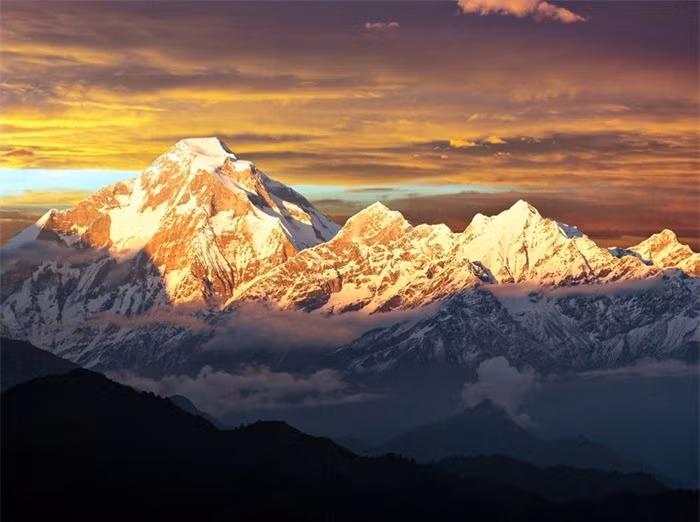 7. Dhaulagiri: Ngọn núi cao 8.167 m này được tìm thấy ở Nepal, là một ngọn núi rất đẹp, lần đầu tiên được leo lên vào ngày 13/5/1960. Dhaulagiri cũng nổi tiếng là nơi có tầm nhìn đẹp nhất hướng về cung đường Annapurna, cách đó chỉ 34 km. Tuy nhiên, tại đây có một hẻm núi tách biệt được gọi là Kaligandaki. Ảnh:Snowleopard.