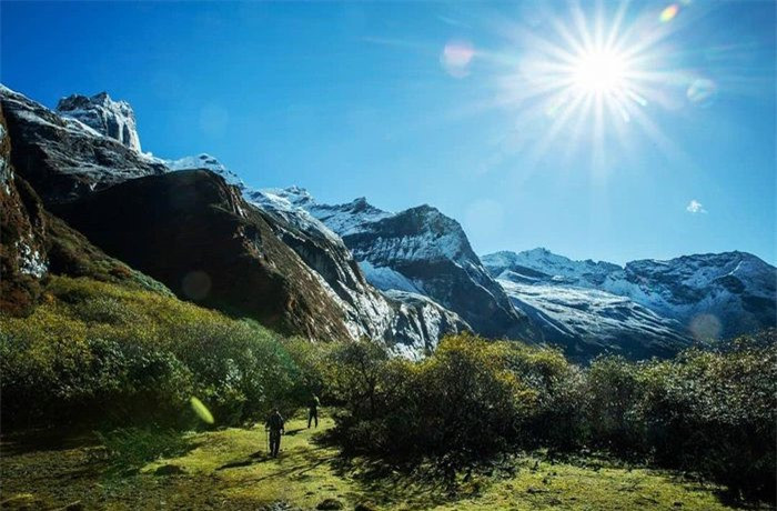 5. Núi Makalu: Núi Makalu là đỉnh cao thứ 5 với độ cao 8.481 m trên mực nước biển. Ngọn núi này cũng được tìm thấy ở phía đông nam của đỉnh Everest, tại biên giới Trung Quốc và Nepal. Lần đầu tiên con người chinh phục đỉnh núi là vào mùa xuân năm 1954 bởi một đội nhà leo núi người Mỹ do William Siri dẫn đầu. So với 4 ngọn núi trên, các du khách có một số điều kiện thuận lợi hơn để leo lên Makalu. Ảnh:Brozes__.