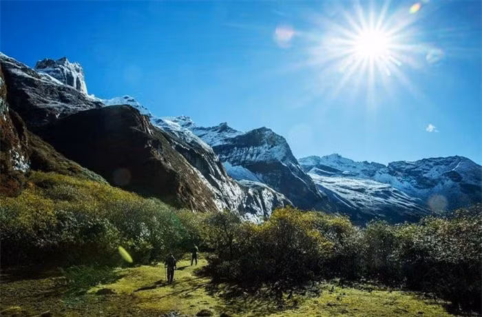 5. Núi Makalu: Núi Makalu là đỉnh cao thứ 5 với độ cao 8.481 m trên mực nước biển. Ngọn núi này cũng được tìm thấy ở phía đông nam của đỉnh Everest, tại biên giới Trung Quốc và Nepal. Lần đầu tiên con người chinh phục đỉnh núi là vào mùa xuân năm 1954 bởi một đội nhà leo núi người Mỹ do William Siri dẫn đầu. So với 4 ngọn núi trên, các du khách có một số điều kiện thuận lợi hơn để leo lên Makalu. Ảnh:Brozes__.