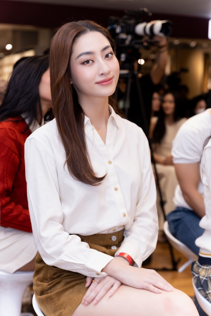 Hoa hậu Lương Thuỳ Linh mặc 'kín' khi trở thành giảng viên - Hình 7 Hoa hau Luong Thuy Linh mac 'kin' khi tro thanh giang vien-Hinh-7