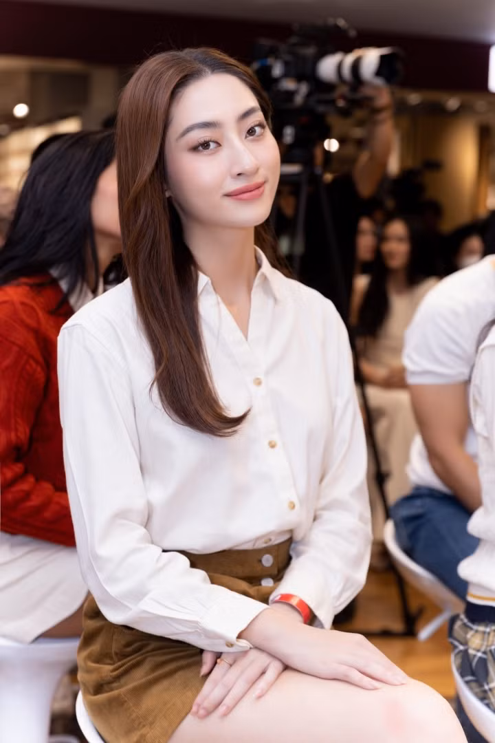 Hoa hau Luong Thuy Linh mac 'kin' khi tro thanh giang vien-Hinh-7