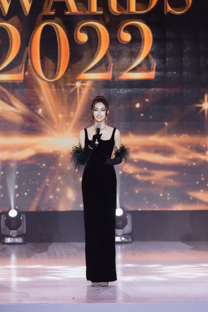 Hoa hau Luong Thuy Linh mac 'kin' khi tro thanh giang vien-Hinh-9