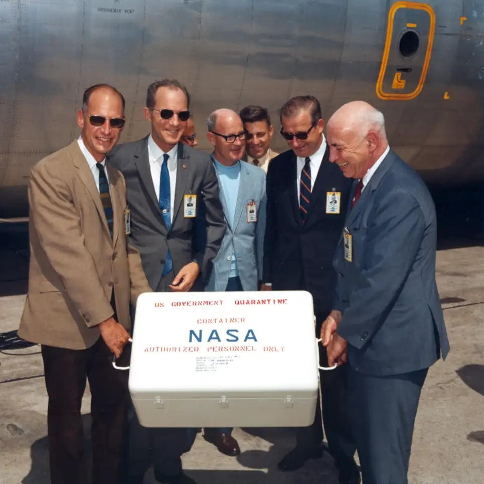 Một trong 2 thùng chứa mẫu vật thu thập trên Mặt Trăng được chuyển đến Căn cứ Không quân Ellington.