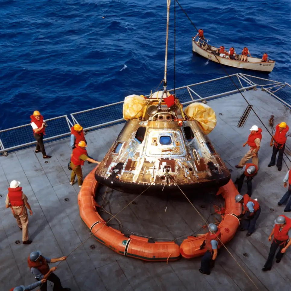 Ngày 24/7/1969, Apollo 11 hạ cánh an toàn xuống Thái Bình Dương. Module chỉ huy cùng các phi hành gia được trực trăng đưa về tàu sân bay USS Hornet.