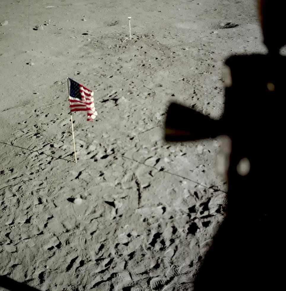 Lá cờ nước Mỹ cắm trên bề mặt Mặt Trăng, được Aldrin chụp từ hệ thống điều khiển phản lực (Reaction Control System – RCS) trên Apollo.