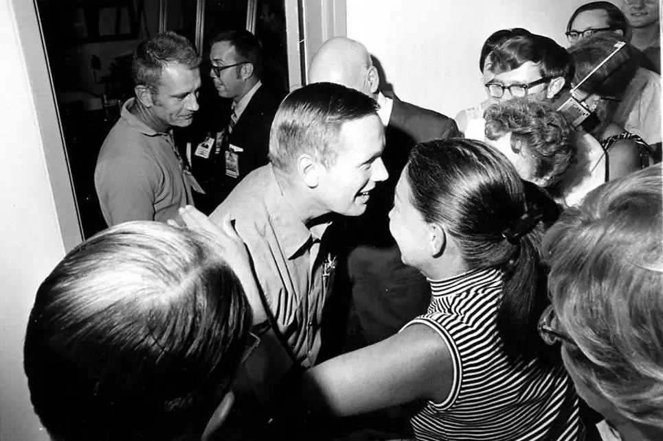 Armstrong gặp lại bạn bè sau khi rời phòng cách ly. Sau khi trở về Trái Đất, 3 người dùng của Apollo 11 gồm Neil Armstrong, Michael Collins và Edwin Aldrin phải cách ly 21 ngày để phòng ngừa rủi ro nhiễm virus lạ từ Mặt Trăng. Armstrong đón sinh nhật thứ 39 trong thời gian 21 ngày cách ly bắt buộc. Dù không có nhiều người thân xung quanh, sinh nhật của ông trong khu cách ly vẫn đầy ắp niềm vui, theo CNN.