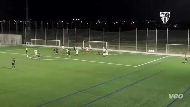 Video: Bat ngo ly do ca doi dung yen “moi” doi thu ghi ban