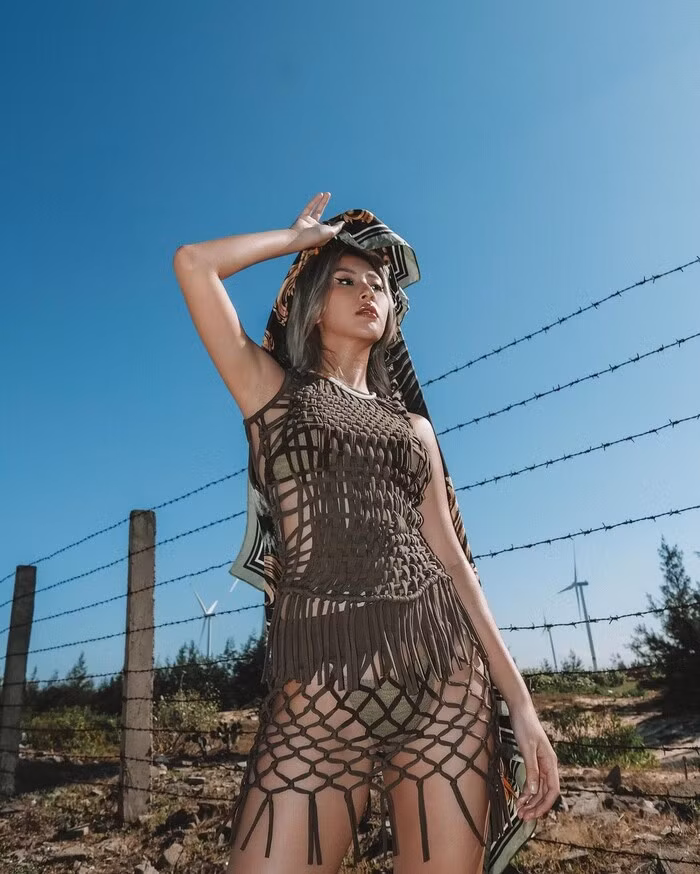 Dien vay thach thuc, Quynh Anh Shyn khien netizen 