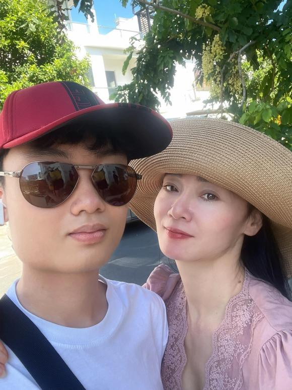 Quach Thu Phuong 'Huong vi tinh than' khoe con trai lon phong phao-Hinh-3