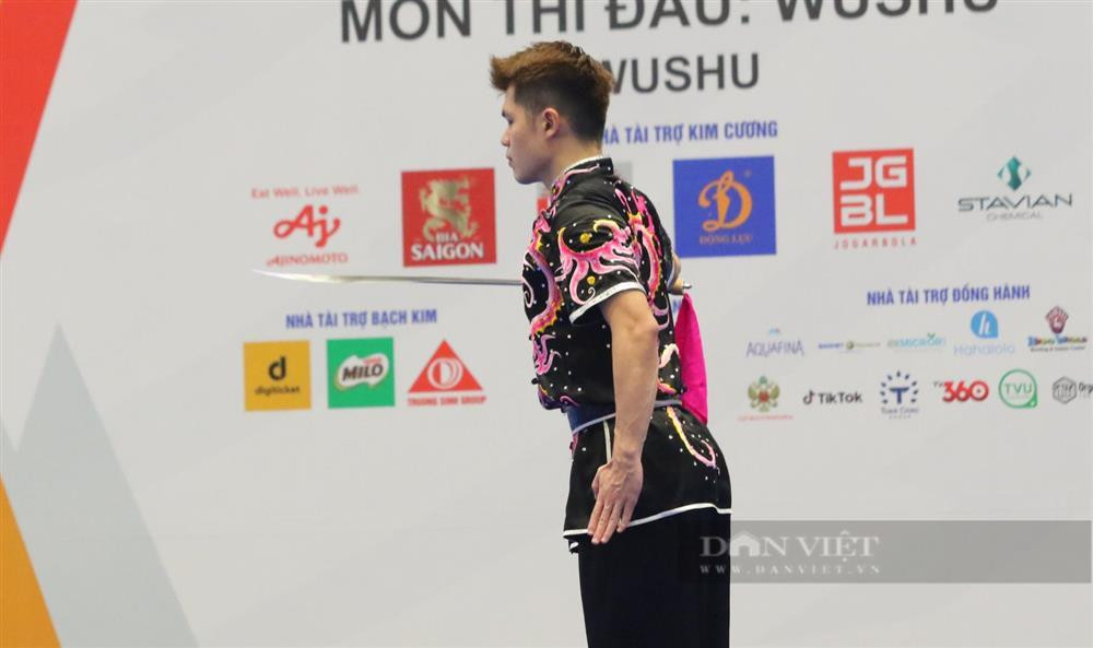 Hy huu: VDV Malaysia lam bay dao khi thi dau, khan gia hoang hot