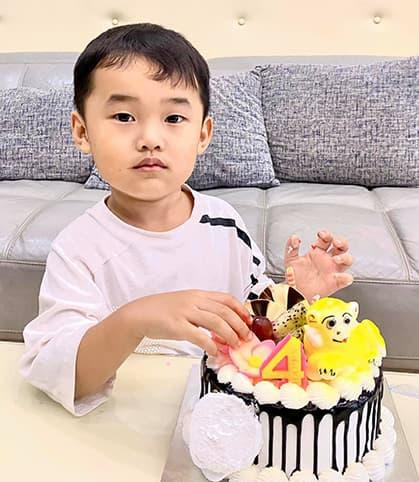 Ưng Hoàng Phúc mừng sinh nhật con trai tròn 6 tuổi Ung Hoang Phuc mung sinh nhat con trai tron 6 tuoi