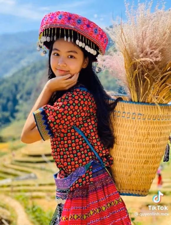 Hai ai nu nha Quyen Linh dien trang phuc truyen thong-Hinh-3