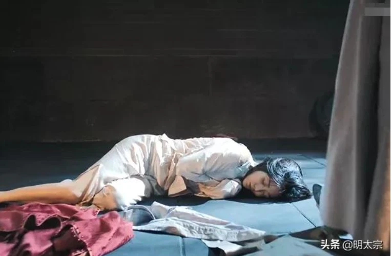 Phi tần bị phạt bỏ đó, thái giám bàng hoàng khi tới "nhặt xác" - Hình 3 Phi tan bi phat bo do, thai giam bang hoang khi toi