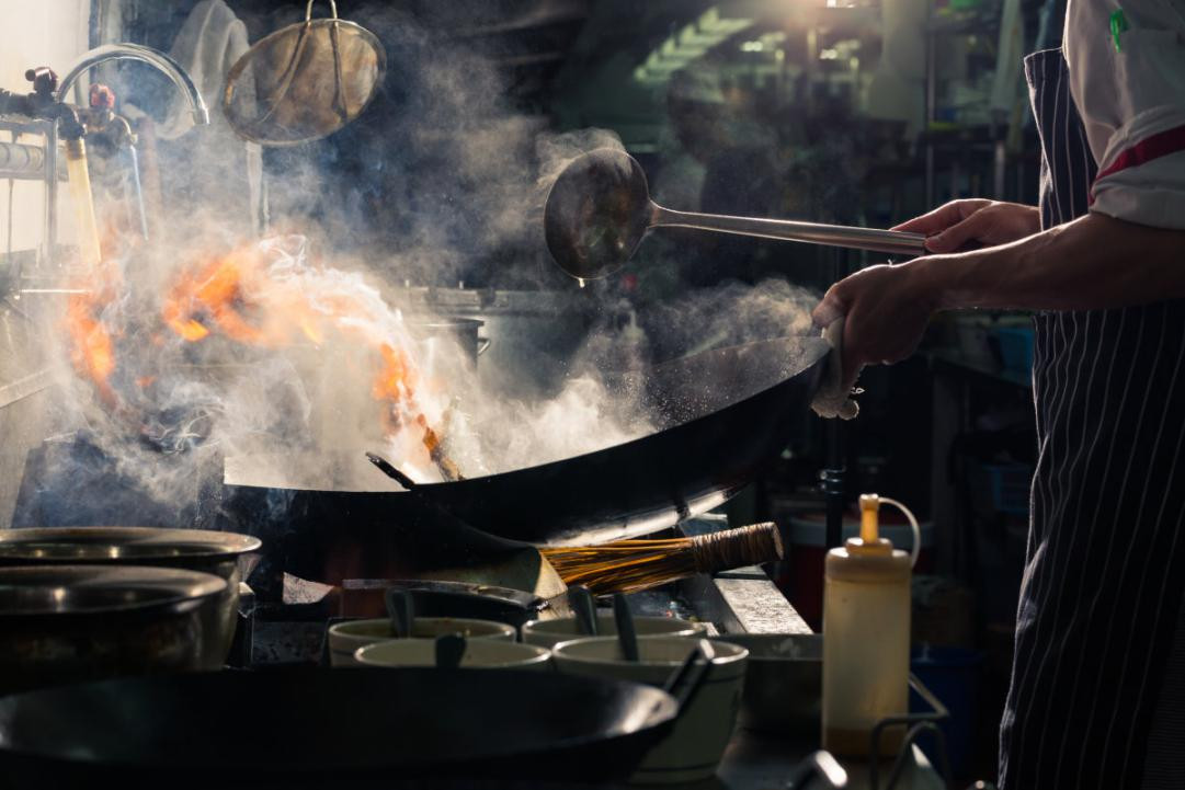 7 thoi quen xau trong bep co the khien ca nha thuong xuyen dau om