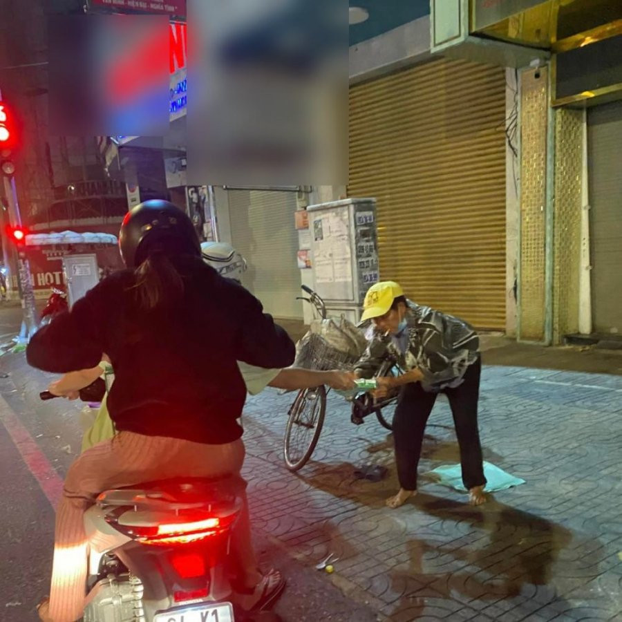 Thuy Tien chay xe may di lam tu thien truoc khi sang Thai-Hinh-2