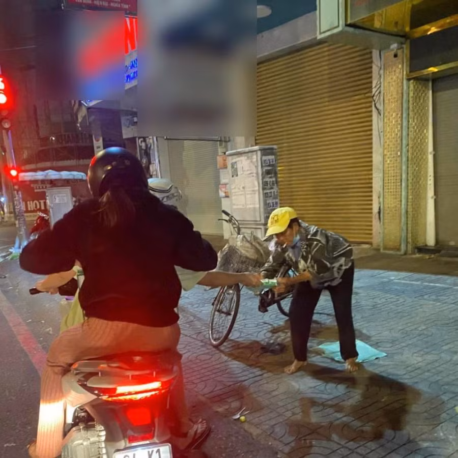 Thùy Tiên chạy xe máy đi làm từ thiện trước khi sang Thái - Hình 2 Thuy Tien chay xe may di lam tu thien truoc khi sang Thai-Hinh-2