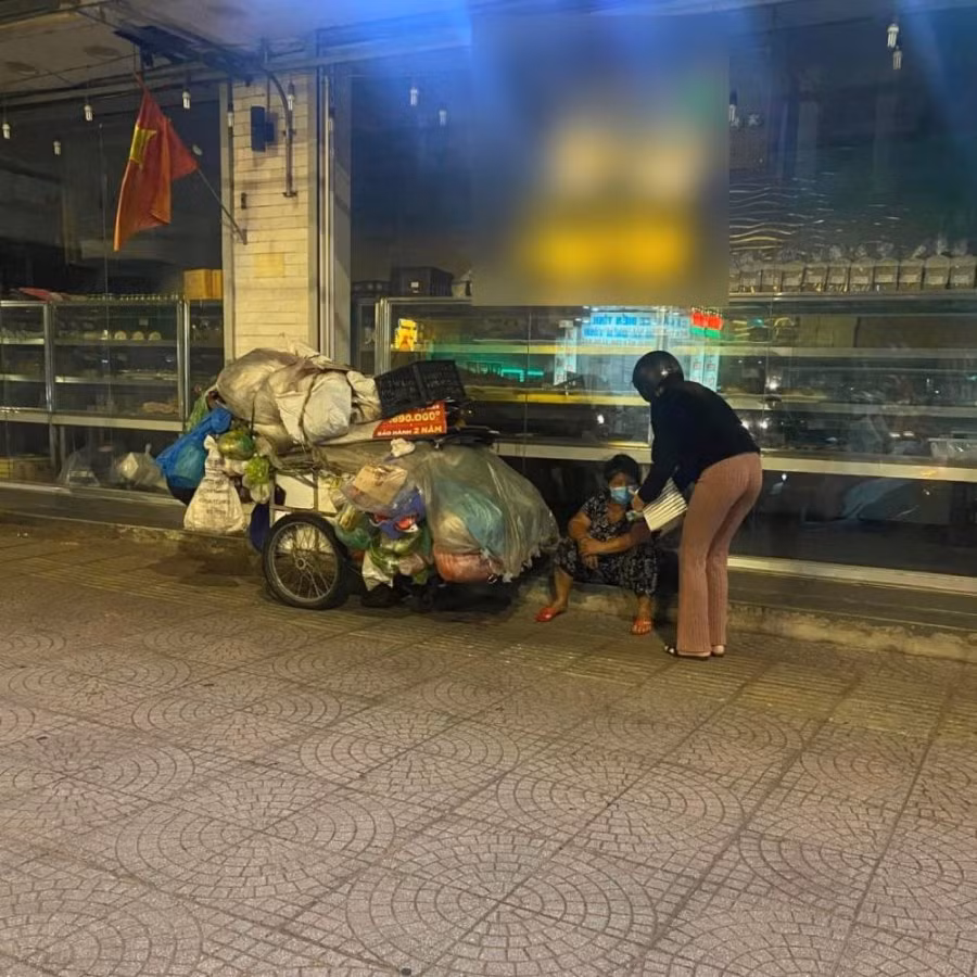 Thùy Tiên chạy xe máy đi làm từ thiện trước khi sang Thái - Hình 3 Thuy Tien chay xe may di lam tu thien truoc khi sang Thai-Hinh-3