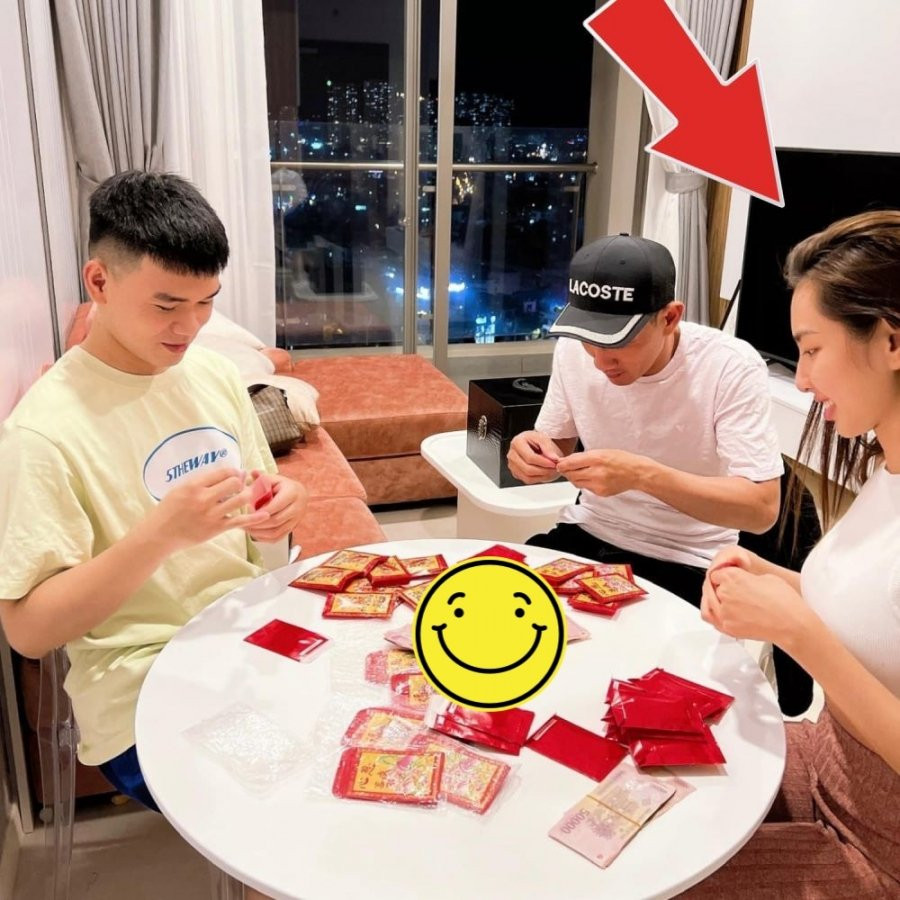 Thuy Tien chay xe may di lam tu thien truoc khi sang Thai