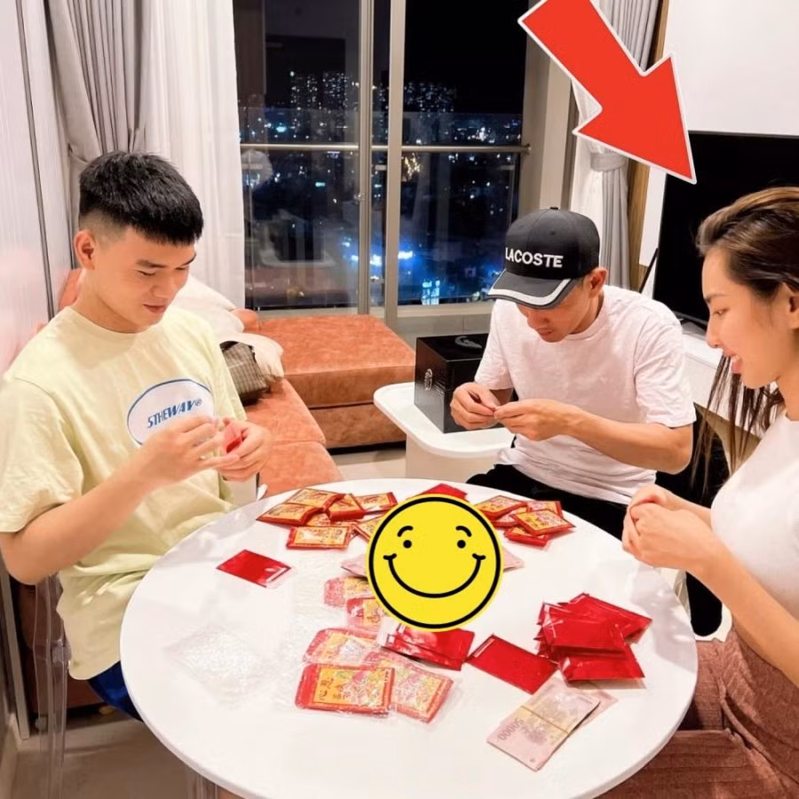 Thùy Tiên chạy xe máy đi làm từ thiện trước khi sang Thái Thuy Tien chay xe may di lam tu thien truoc khi sang Thai