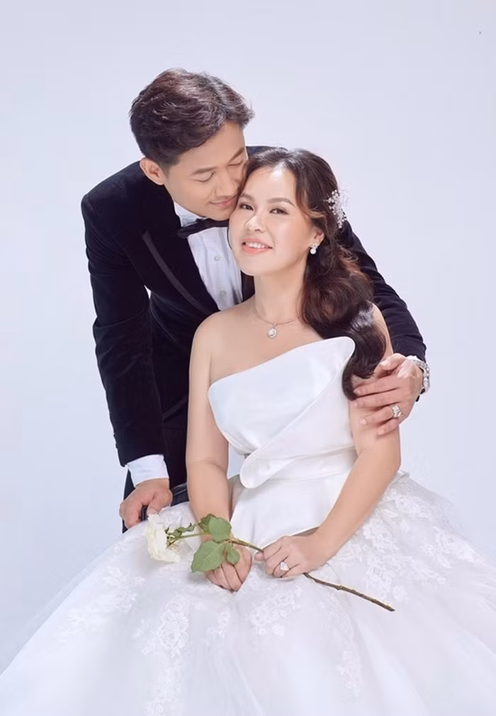 Các sao nam Vbiz lấy vợ hơn tuổi giờ ra sao? Cac sao nam Vbiz lay vo hon tuoi gio ra sao?